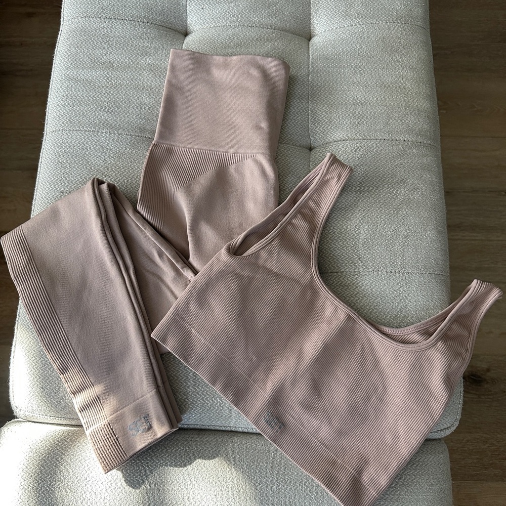 Set Active - Small Seamless Ribbed Sports Bra and XS Leggings Set - sculptflex